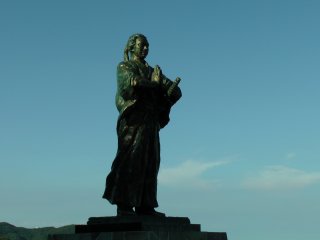 Bức tượng Sakamoto Ryoma mà tôi thích! Ông chắp tay cầu nguyện cho những người bạn đã mất mà ông làm việc cùng tại Kameyama-Shachu, công ty đầu tiên do ông sáng lập ở Nhật Bản vào năm 1865