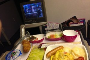 อาหารเช้าจากครัวการบินไทยที่มีให้เลือกสองแบบ พร้อมกาแฟหรือชาร้อนๆสักแก้ว กับดูหนังเรื่องโปรดสักเรื่อง อีกหนึ่งความสะดวกสบายบนเที่ยวบิน