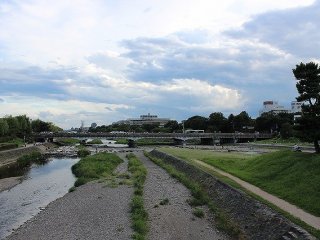 A fork in the Kamokawa river leads to the Takanogawa River on the left, while a secondary branch of the Kamogawa river continues to the right