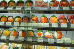 ภาพตัวอย่างเมนูอาหารทะเลตามร้าน ราคาตั้งแต่ 1,500 - 2,900 เยน