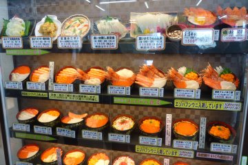 <p>ภาพตัวอย่างเมนูอาหารทะเลตามร้าน ราคาตั้งแต่ 840 - 2,100 เยน</p>