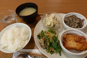 เซทเมนูแบบ 4 อย่างราคา 1,020 เยน มีข้าวสวยร้อนและซุปมิโสะ