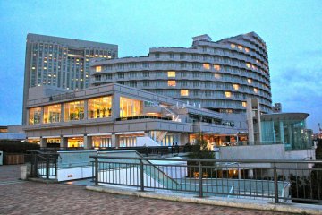 <p>Hotel Nikko Tokyo in Odaiba at sunset</p>