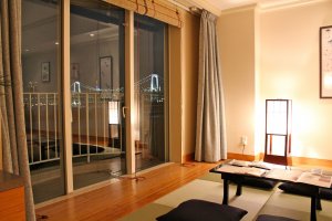 From April through June, suites are transformed to display Edo Period craftsmanship such as tatami floor seating