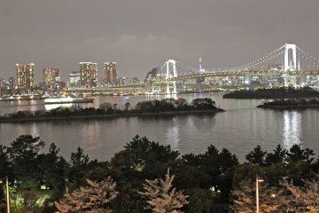<p>บนระเบียงส่วนตัว คุณสามารถมองเห็นสะพานสายรุ้ง กับ ขอบฟ้าโตเกียวได้</p>