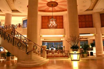 <p>Grand entrance of Hotel Nikko Tokyo commands a stunning view of Rainbow Bridge and Tokyo skyline at night</p>