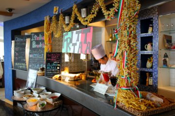 <p>Ocean Dining restaurant offers an awesome frittata bar</p>