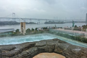 <p>ฝนตก หรือ แดดออก อ่างน้ำกลางแจ้งที่สปาเซนโตเกียว ดูสถานที่โดยรวมของโอไดบะ และ สะพานสายรุ้ง</p>