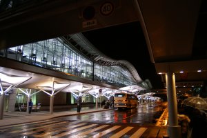 Paragem de Autocarro do Aeroporto de Sendai &agrave; noite
