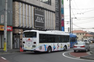 นั่งรถบัสไปพิพิธภัณฑ์ / Bus to the museum