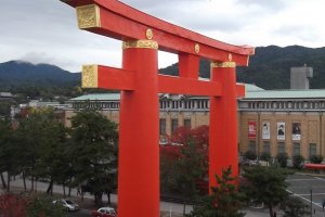 ุ ซุ้มประตู Heian jinja สีแดงขนาดยักษ์ จากมุมของ Museum of Modern Art