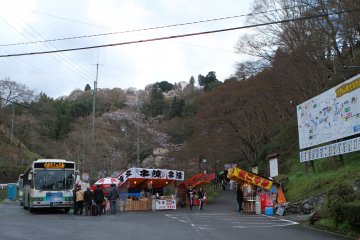 <p>สถานี Yoshino ที่เป็นจุดเริ่มต้นของรถบัสและกระเช้าไปยัง Naka Senbon</p>
