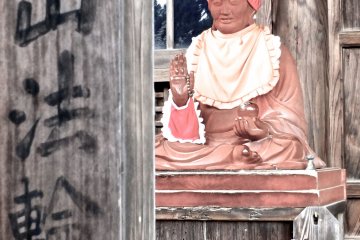 <p>Kokuzo Bodhisattva&nbsp;greeting visitors to the temple</p>