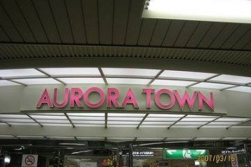 <p>Aurora Town เป็นถนนช้อปปิ้งที่วางผังเป็นแนวนอนมีความยาวประมาณ 312 เมตรเริ่มตั้งแต่สถานีรถไฟโอโดริลาดยาวมาทางทิศตะวันออกจนกระทั้งยาวมาถึง Sapporo TV Tower</p>