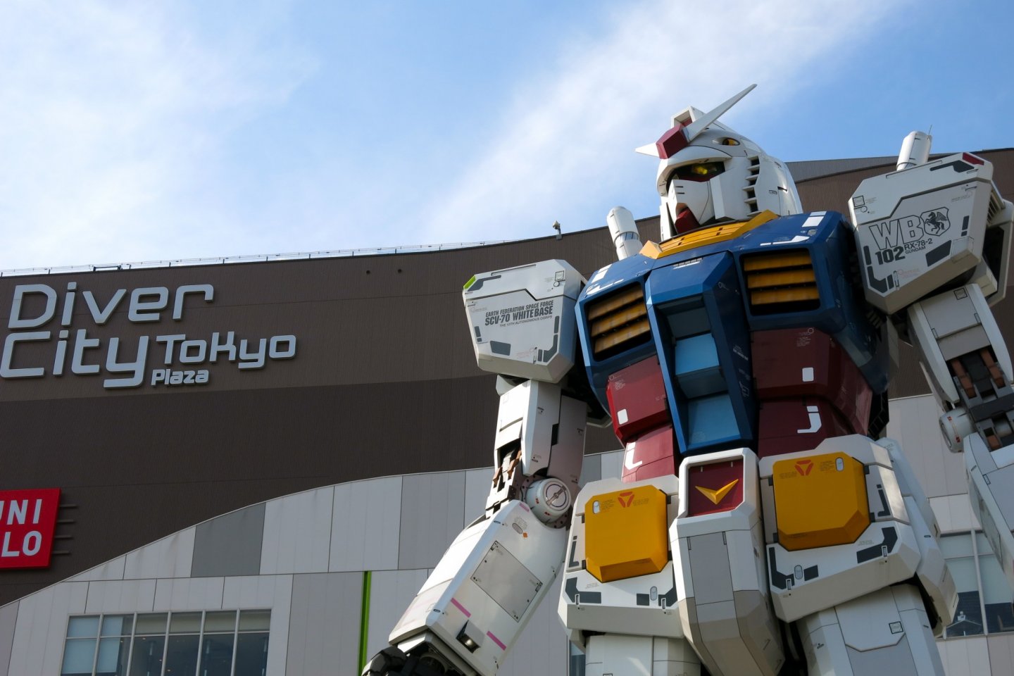 Gundam statue "RG 1/1 RX-78-2 Gundam Ver. GFT" not only has a commanding stance in front of Diver City Tokyo, its head rotates in various directions!