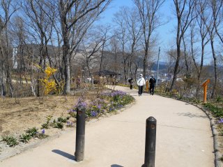 Mudah untuk berjalan ke puncak bukit di mana Taman Kastil Funaoka berada