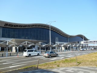 O belo edif&iacute;cio com formas curvas do terminal do Aeroporto de Sendai
