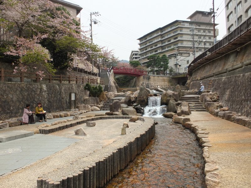 <p>ลำธารน้ำตกที่อะริมะออนเซ็น สถานที่ที่คนญี่ปุ่นนิยมมาเดินพักผ่อน</p>