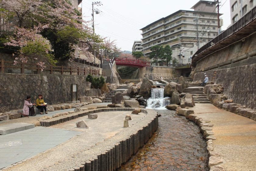 ลำธารน้ำตกที่อะริมะออนเซ็น สถานที่ที่คนญี่ปุ่นนิยมมาเดินพักผ่อน