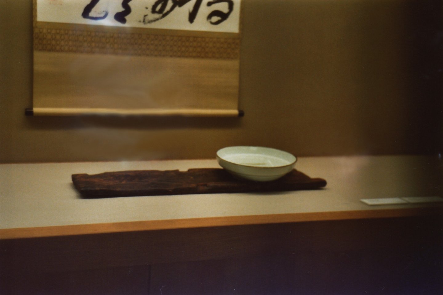 An example of ceramic and calligraphic artwork displayed in Kahitsukan's Rosanjin Kitaoji Room.