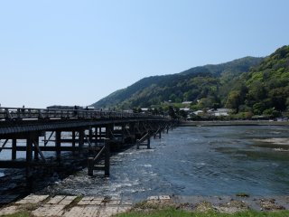 สะพานโทเง็ตสึเคียว ทอดยาวข้ามแม่น้ำโฮสุ