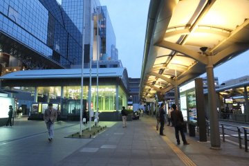 <p>ที่หน้าสถานีเป็นจุดเปลี่ยนรถโดยสารของเมือง</p>