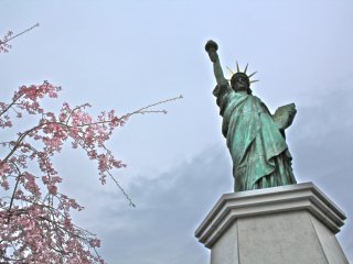 A replica of the Statue of Liberty stands 11 meters high from the pedestal and is a popular photo spot from the Skywalk&nbsp;in Odaiba Marine Park.