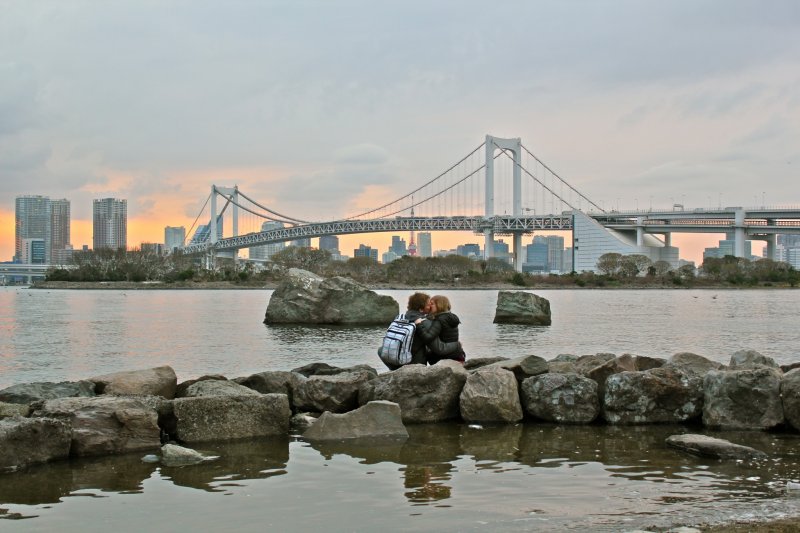 <p>Odaiba Marine Park can be the perfect setting for a romantic date. Watching the sunset behind the Tokyo skyline is an opportune moment to ask for a kiss.</p>