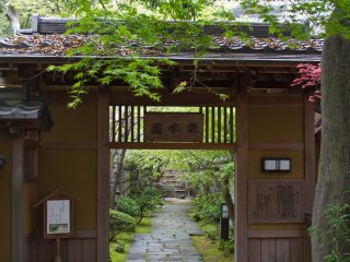 Lối vào khiêm tốn của khu vườn Rakusui-en
