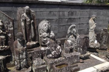 <p>These statues are happier out in the open air</p>