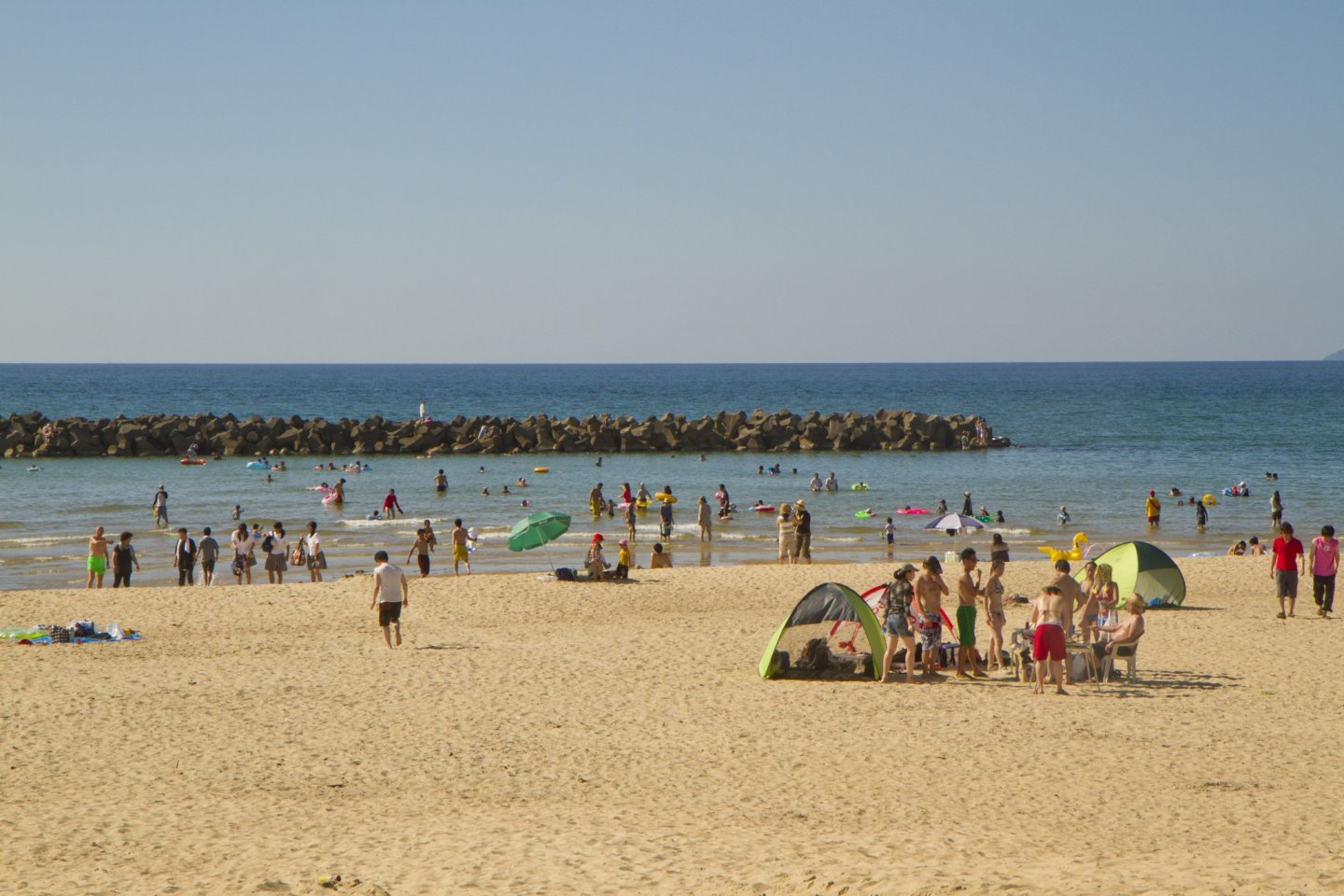 夏のピーク時、お祭りムードに沸き返るビーチ