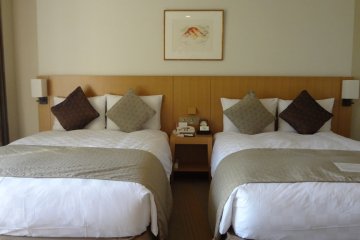 The average size of the guest rooms is 38 square meters. You can enjoy music using a CD player that comes with the room.