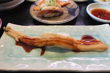 <p>ซูชิหน้าปลาไหลแบบครึ่งตัว อร่อยมากๆ ราคา 250 เยน</p>
