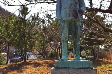 Statue of Yoshifuru Akiyama, front