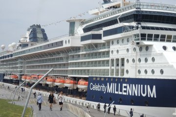 เรือสมุทธ Celebrity Millenium ที่ท่าเรือ Osanbashi 