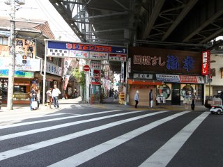 Face à la station JR Tsuruhashi