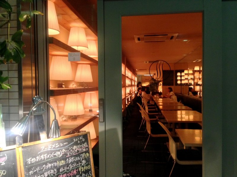 <p>Nijo Teramachi&nbsp;is filled with romantic cafes after dark.</p>