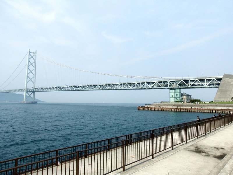 <p>Great Akashi Strait Bridge (Pearl Bridge) seen from the seaside walkaway in Maiko Park</p>
