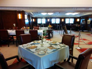 현대 손님들은 배의 전성기 동안 사용했던 같은 식당에서 식사를 즐기면서 시대를 초월한 우아함을 경험할 수 있다