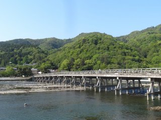 สะพานโตะเกะซึเกียว (Togetsukyō) หรือสะพานข้ามพระจันทร์ (Moon Crossing)