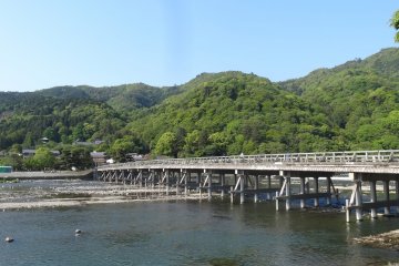 <p>สะพานโตะเกะซึเกียว (Togetsukyō) หรือสะพานข้ามพระจันทร์ (Moon Crossing)</p>