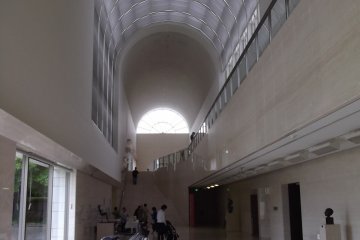 <p>The main atrium with its high ceiling&nbsp;</p>