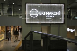 Biển hiệu Eki Marche ở nhà ga