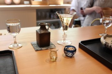 청주의 덕리와 백포도주의 잔,"지키미야자와"의 그릇의 센스가 빛나고 있다