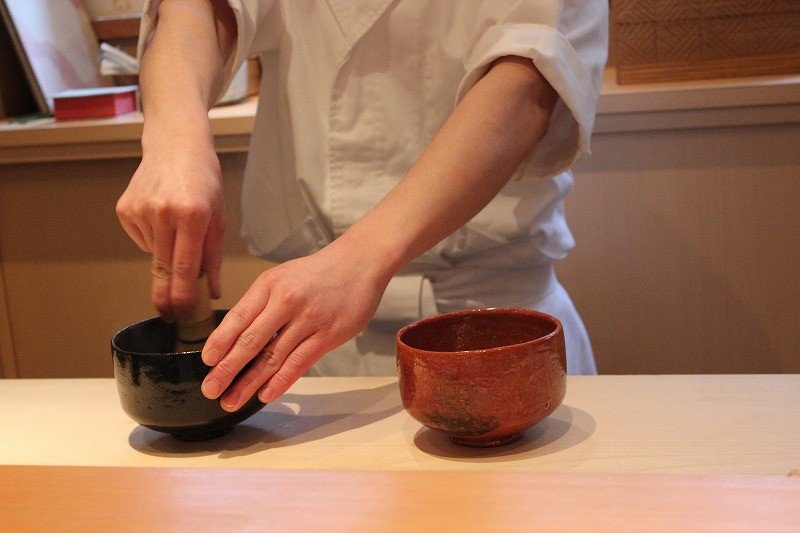 ５０００円以上のコースには抹茶を立ててくれる。いかにも京都らしい演出である