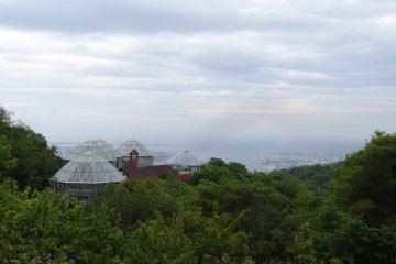 <p>โดมกระจกของสวน Kobe Nunobiki Herb Gardensและเมืองโกเบเป็นฉากหลัง</p>
