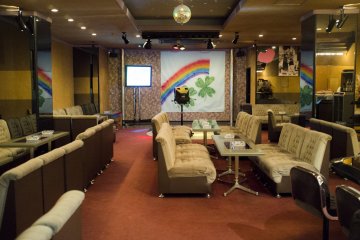 <p>The club that offers up all-you-can-drink liquor for a designated time</p>