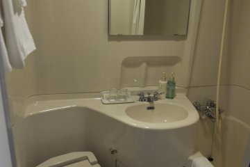 <p>ห้องน้ำมีอ่างอาบน้ำและชักโครกอัตโนมัติ</p>