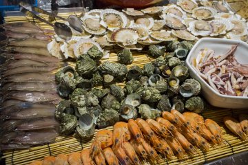 <p>Various fresh seafood available for grilling (yakitori)!</p>