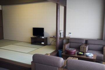 <p>Tatami-matted lounge area in the washitsu (A) room</p>